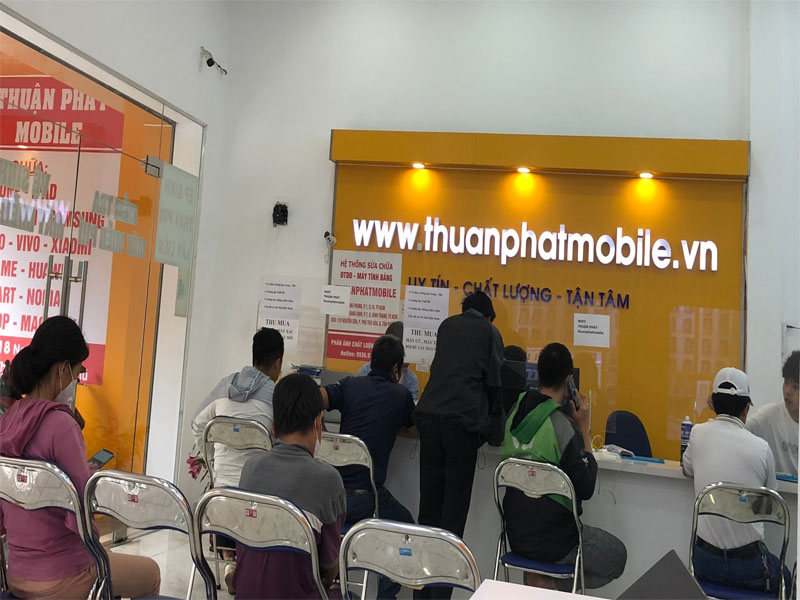 Hình ảnh khách hàng đến sửa máy tại chi nhánh 3 Thuận Phát Mobile