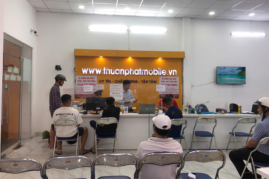 Hình ảnh khách hàng tin tưởng đến Thuận Phát Mobile để sửa máy