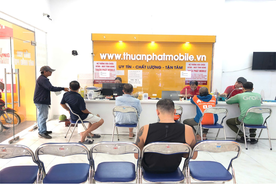 Khách hàng đem điện thoại đến Thuận Phát Mobile để sửa