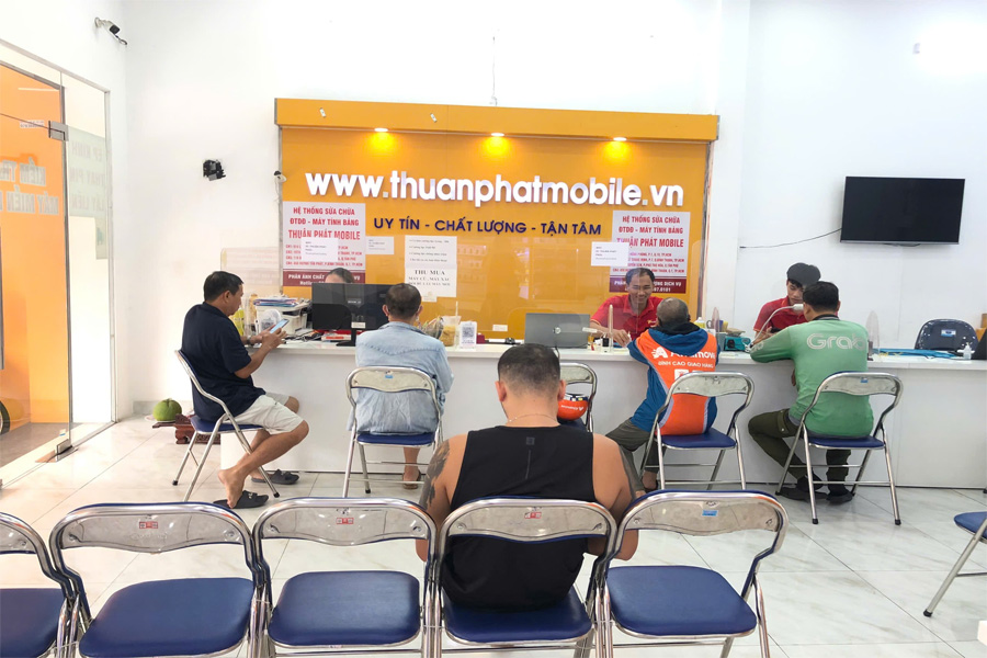 Khách hàng đem máy đến Thuận Phát Mobile để sửa