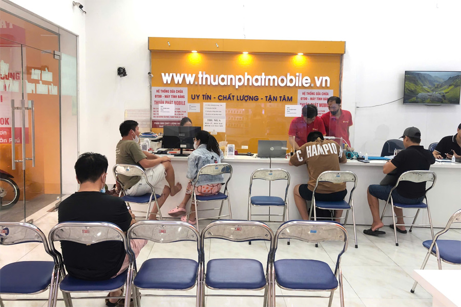 Khách hàng đem thiết bị đến Thuận Phát Mobile để sửa