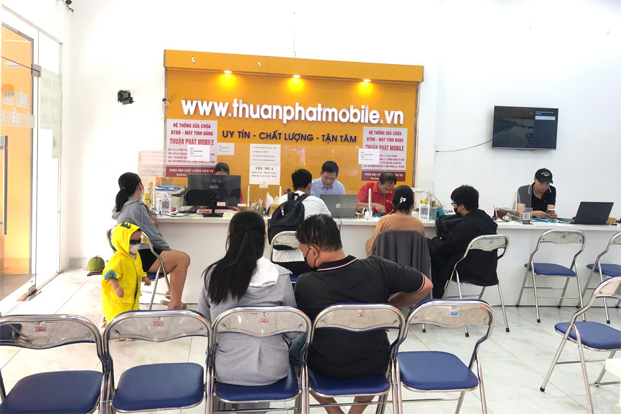 Khách hàng đến Thuận Phát Mobile 1