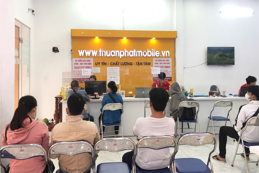 Khách hàng đến Thuận Phát Mobile 3 