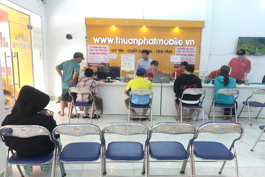 Khách hàng đến Thuận Phát Mobile 9
