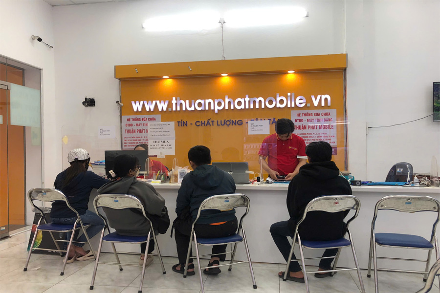 Khách hàng tin tưởng đến Thuận Phát Mobile để sửa điện thoại