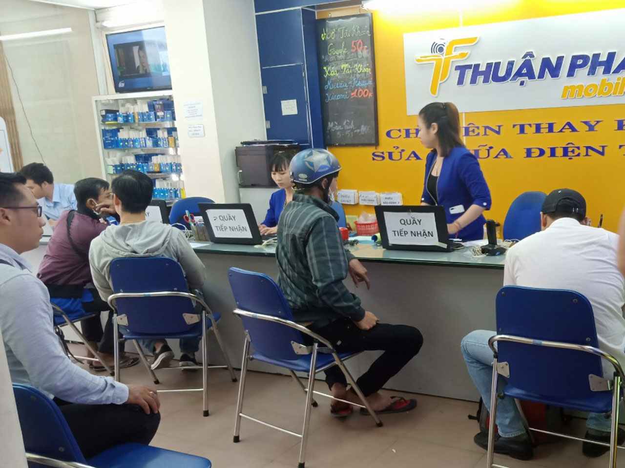 Khách hàng thay mặt kính tại Thuận Phát Mobile