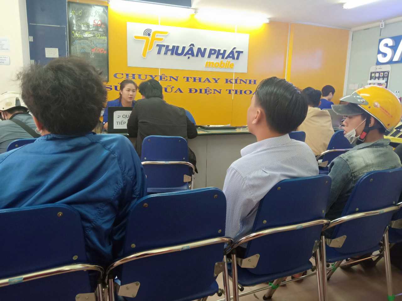 Khách hàng thay màn hình tại Thuận Phát Mobile