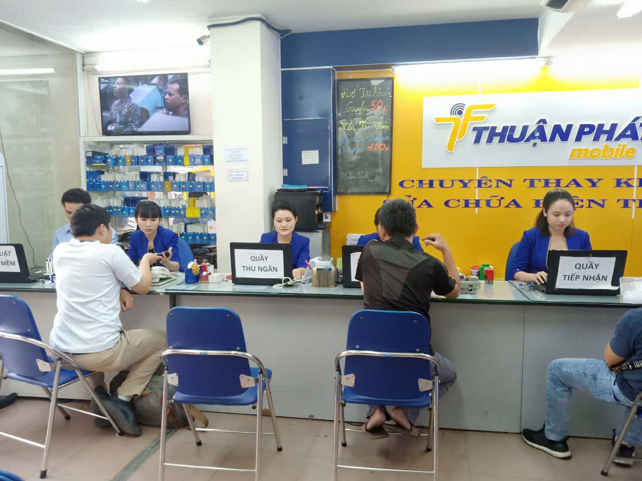 Khách hàng thay mặt kính tại Thuận Phát Mobile