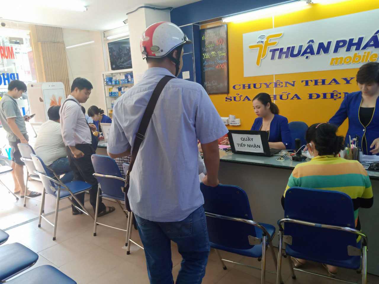 Khách hàng thay mặt kính tại Thuận Phát Mobile