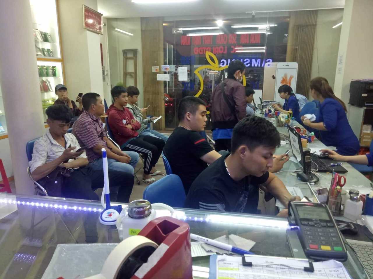 Khách đến kiểm tra và sửa điện thoại tại Thuận Phát Mobile