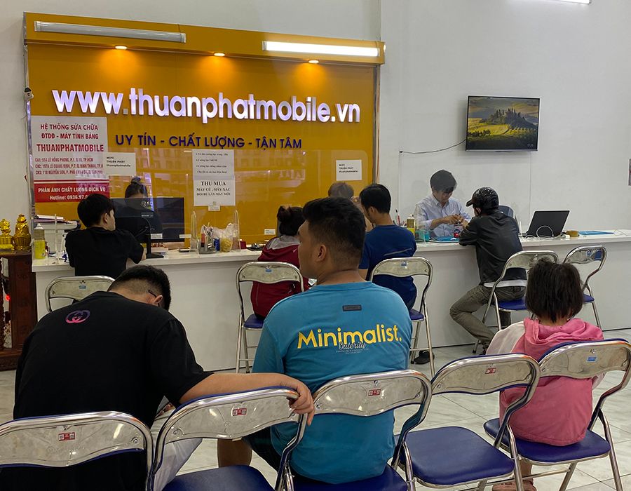 Hình ảnh khách hàng tại chi nhánh 3 Thuận Phát Mobile