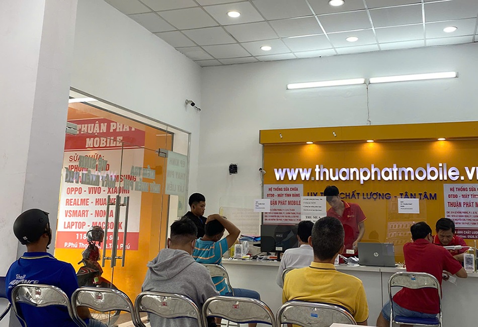 Hình ảnh khách hàng tại chi nhánh 3 Thuận Phát Mobile