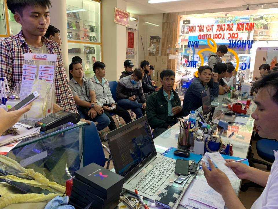 Khách hàng đến kiểm tra máy tại Thuận Phát Mobile