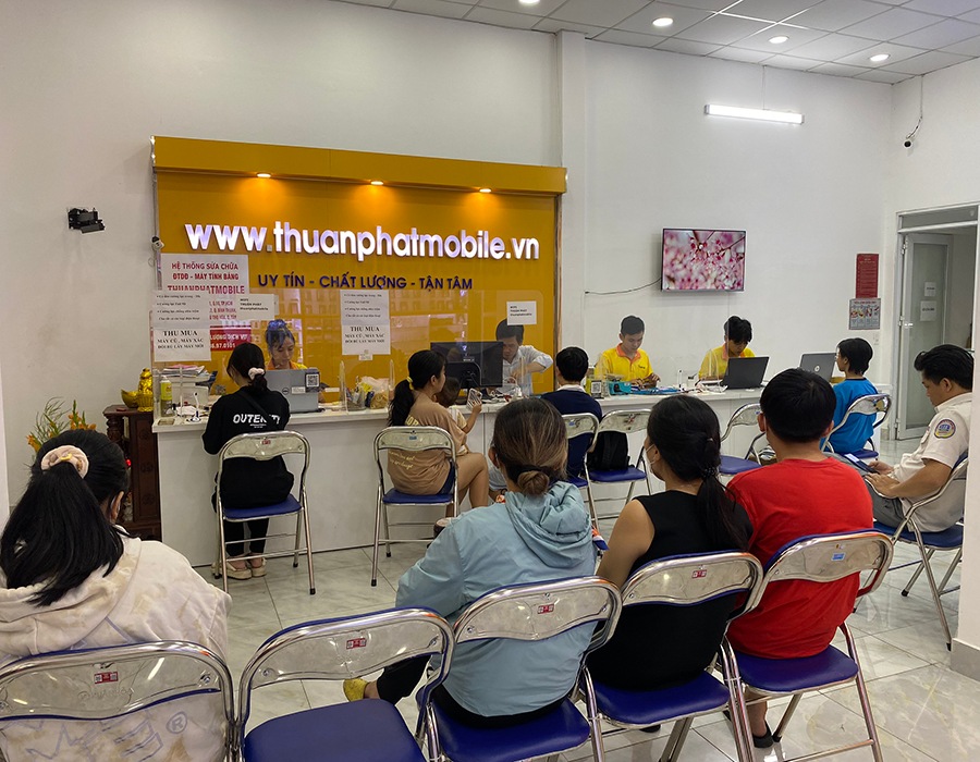 Khách hàng đến sửa điện thoại tại Thuận Phát Mobile