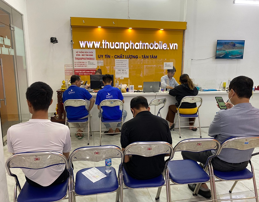 Khách hàng tại Chi nhánh 3 Thuận Phát Mobile