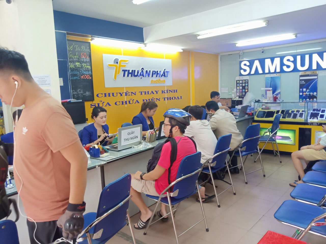 Khách hàng thay màn hình tại Thuận Phát Mobile