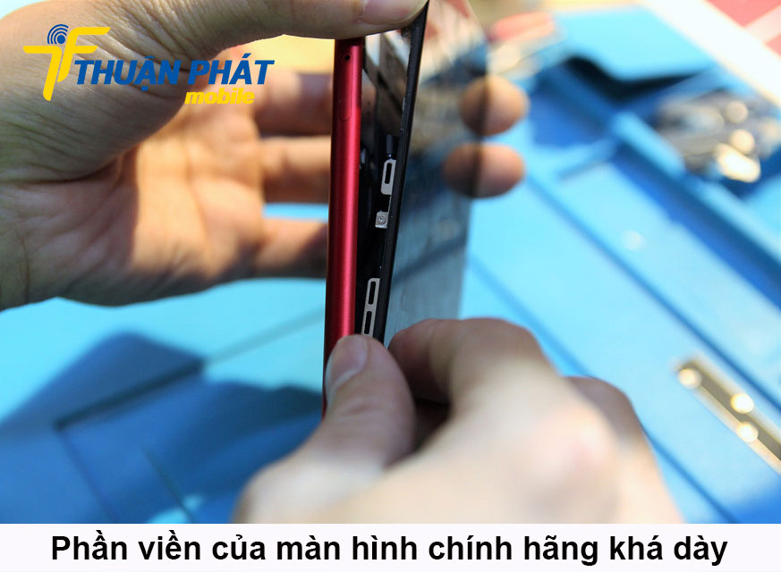 Phần viền của màn hình chính hãng khá dày