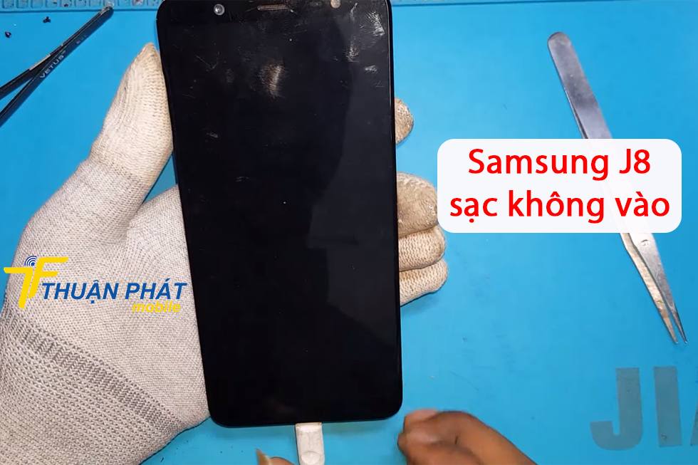 Samsung J8 sạc không vào