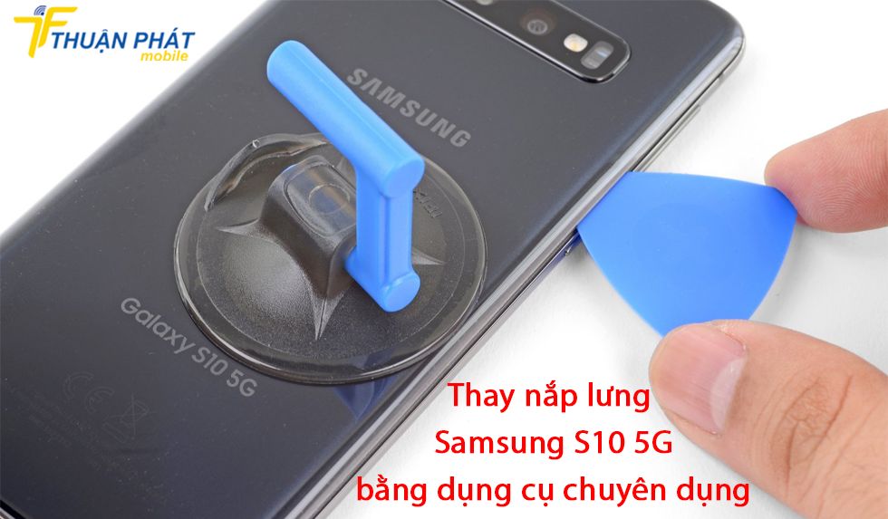 Thay nắp lưng Samsung S10 5G bằng dụng cụ chuyên dụng